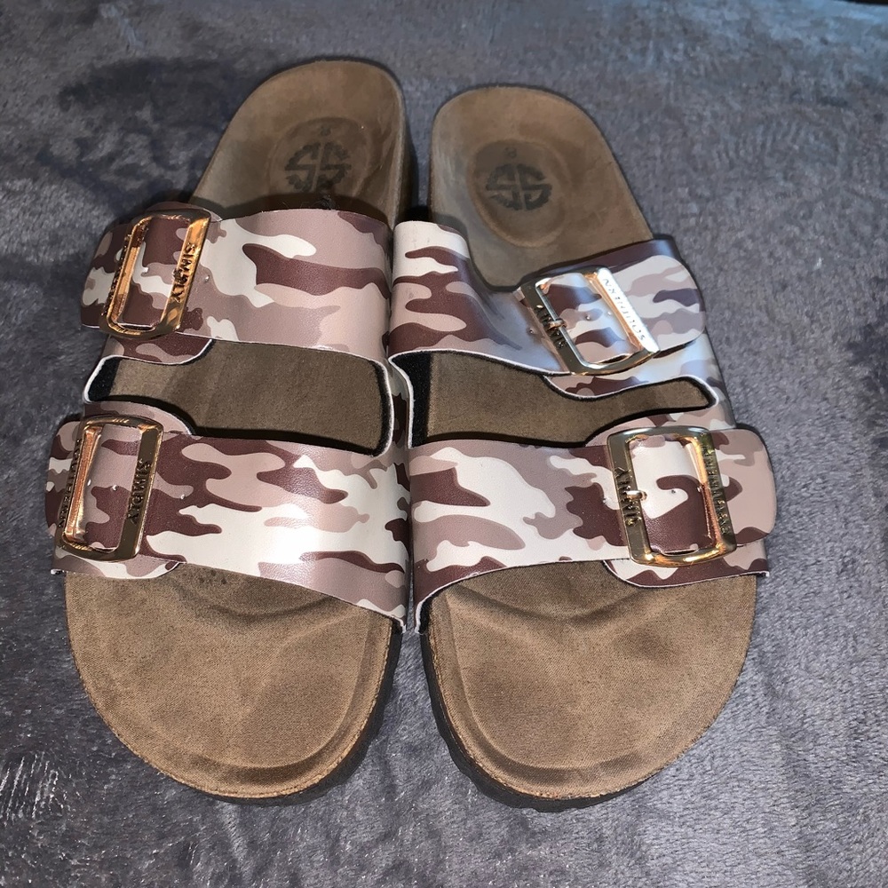 Simply southern Birkenstock shoe. Camo size 8!